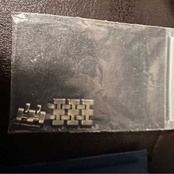 Ladies Raymond Weil Tango Stainless Steel Watch with Mother of Pearl Dial. - Picture 6 of 11